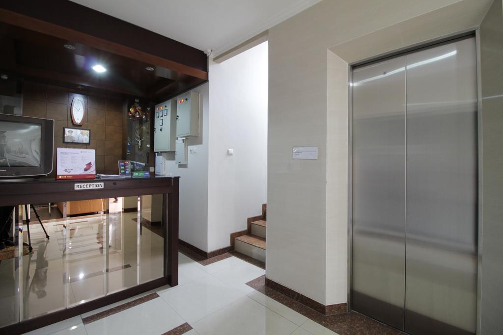Reddoorz Plus Near Ambassador Mall Jakarta Luaran gambar